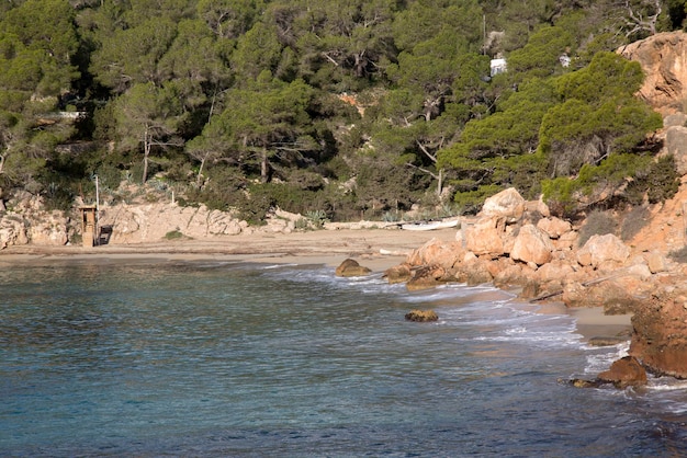 Vista da praia Cala Saladeta Cove, Ibiza, Espanha