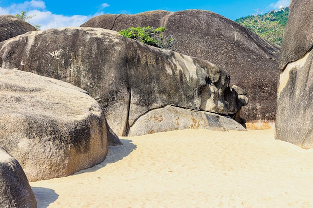 Foto vista da praia com enormes rochas sanya parque da china grutas celestiais