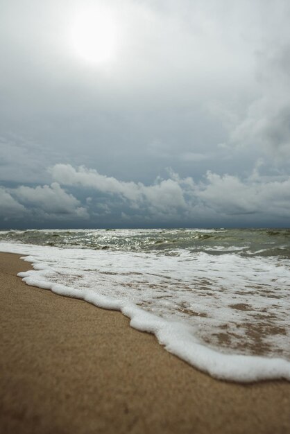 Vista da praia contra o céu nublado