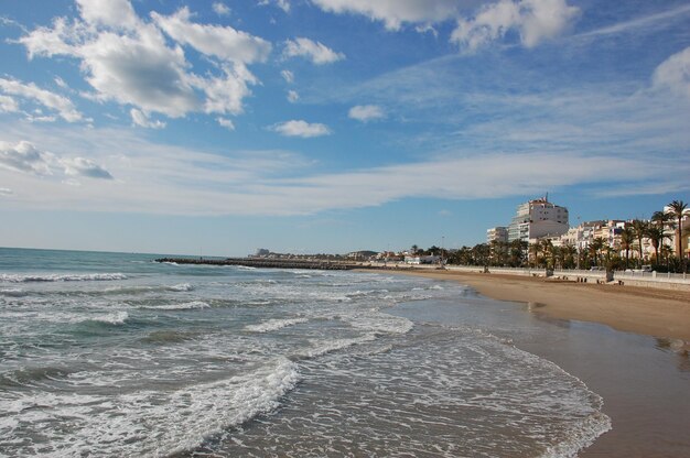 Vista da praia contra o céu nublado
