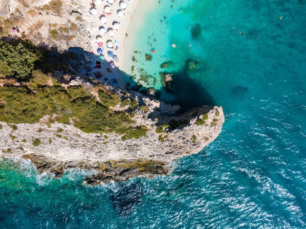 Vista da praia da ilha de lefkada com água azul do mar iônico grécia