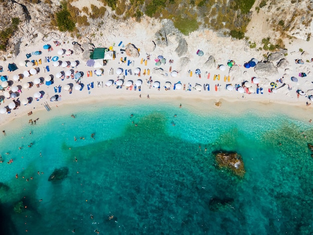 Vista da praia da ilha de Lefkada com água azul do mar iônico