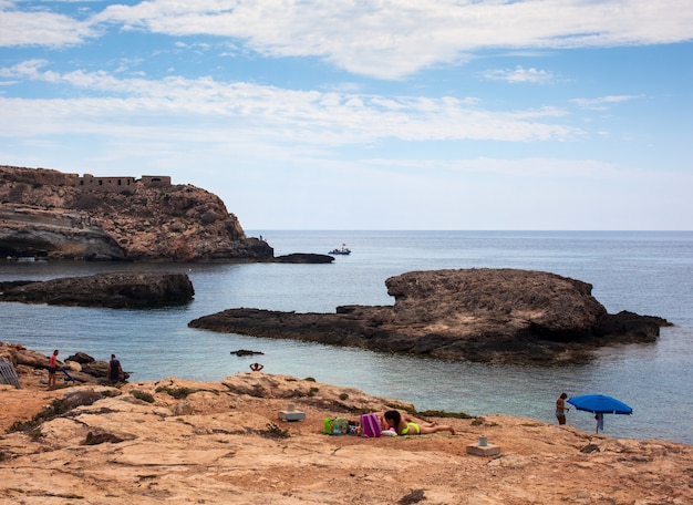 Vista da praia da mare morto