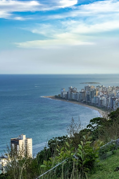 Foto vista da praia de itapuã no município de vila velha fotografia tirada do alto do morro do moreno