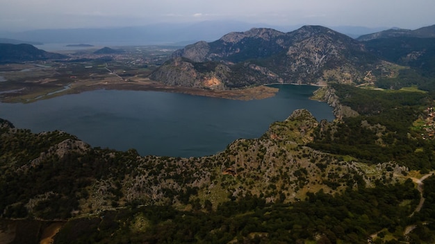 Vista da praia de Iztuzu da colina em Dalyan da Turquia. Foto de alta qualidade