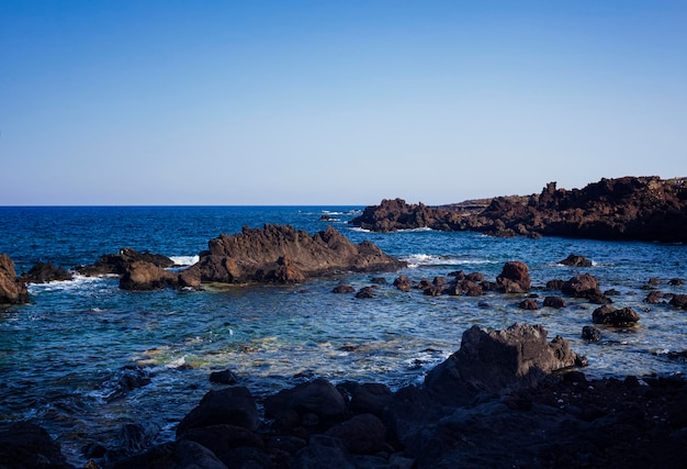 Vista da praia de lava de Linosa chamada Faraglioni