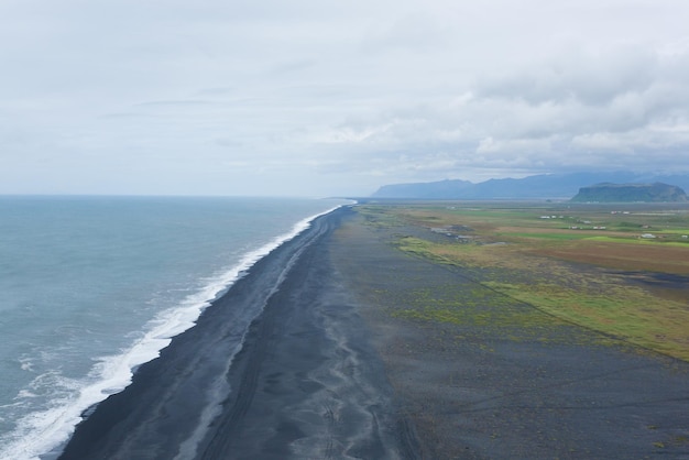 Vista da praia de lava de reynisfjara, paisagem sul da islândia