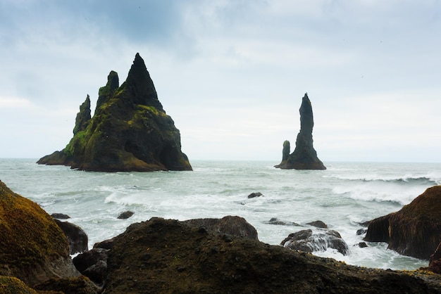 Vista da praia de lava de Reynisfjara, paisagem sul da Islândia