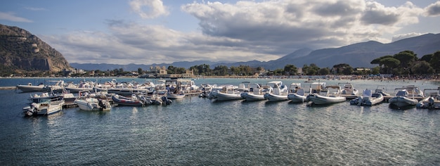 Vista da praia de Mondello, imagem do banner com espaço de cópia