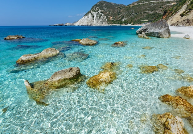 Vista da praia de petani no verão (kefalonia, grécia)