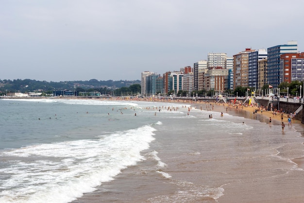 Vista da praia de San Lorenzo, na cidade de Gijon, Astúrias, Espanha