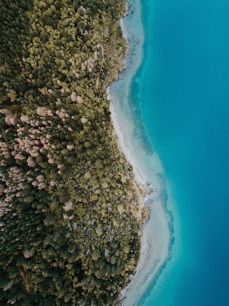 Vista da praia de um drone