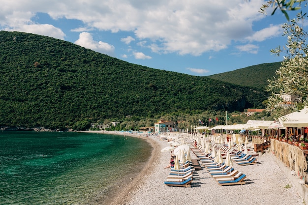 Vista da praia de Zanjice, na Península de Lustica, em montenegro, em um cenário de verde