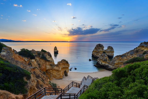 Vista da praia do Camilo ao nascer do sol, Algarve, Portugal