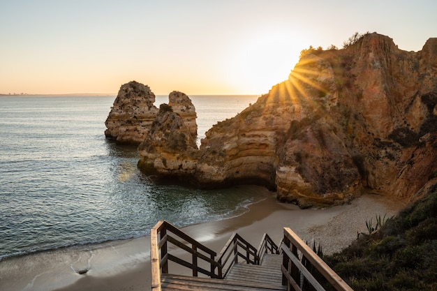 Vista da praia do camilo, ao nascer do sol, em lagos no algarve.