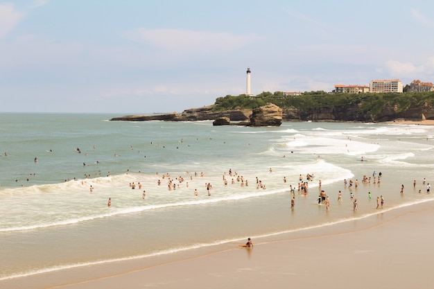 Vista da praia e do mar no dia ensolarado. biarritz. frança.