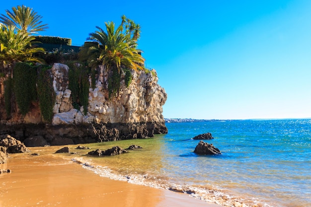 Vista da praia e do oceano atlântico em cascais, distrito de lisboa, portugal