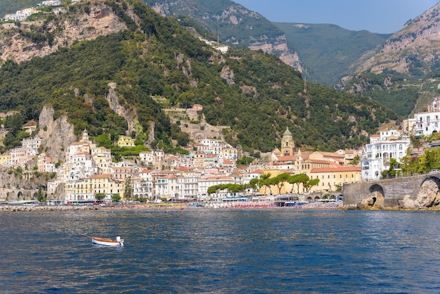 Vista da praia na cidade de Amalfi