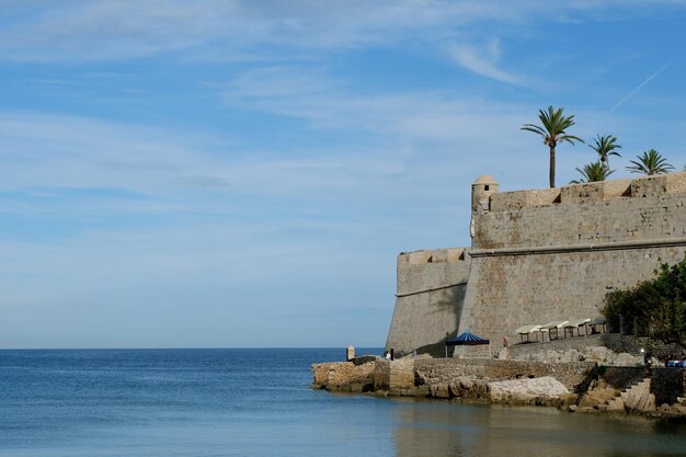 Vista da praia na cidade velha de peniscola e no castelo