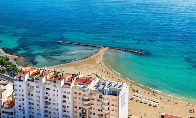 Foto vista da praia postiguet em alicante, espanha