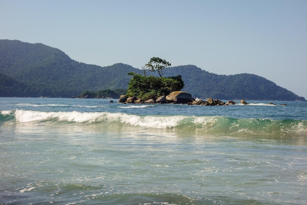 Vista da praia selvagem paradisíaca de Castellanos na ilha de Ilhabela, litoral de São Paulo, Brasil