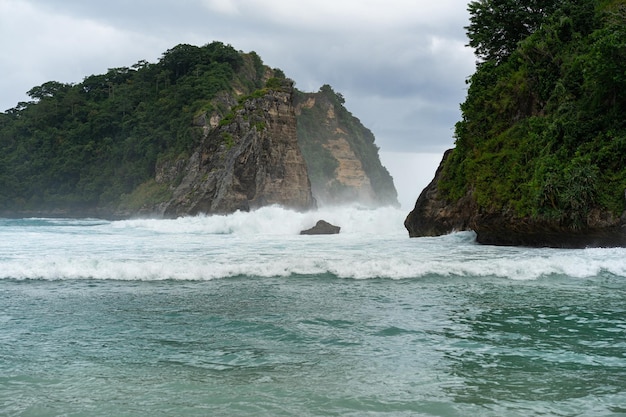 Vista da praia tropical, rochas do mar e oceano turquesa, céu azul. Praia de Atuh, ilha de Nusa Penida, Indonésia. Conceito de viagens. Indonésia