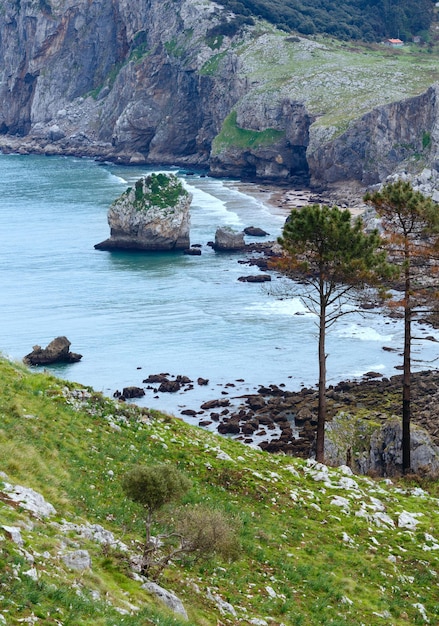 Vista da primavera da costa oceânica perto da praia de san julian, liendo, cantábria, espanha.