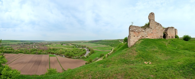 Vista da primavera das ruínas do castelo de Chernokozinetsky (vila de Chernokozintsy, região de Kamyanets-Podilsky, Oblast de Khmelnytsky, Ucrânia). Construída na segunda metade do século XIV. Seis tiros costuram a imagem.