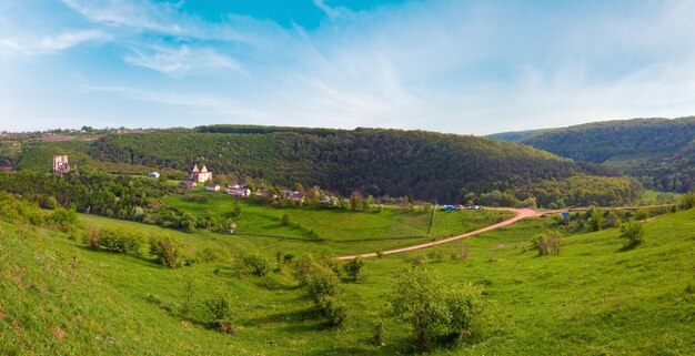 Vista da primavera das ruínas do Castelo de Chervonohorod Vila de Nyrkiv Zalischyky Raion Ternopil Oblast Ucrânia Construído no início do século XVII