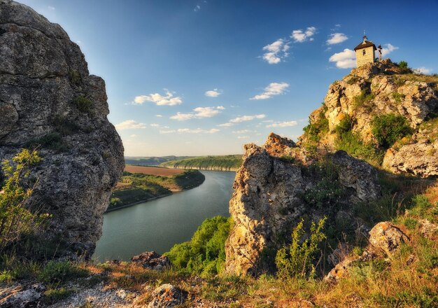 vista da primavera no Dnister River Canyon