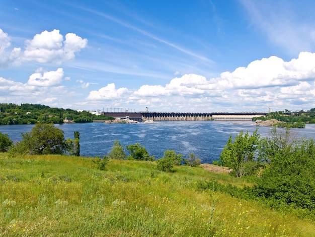 Vista da represa da usina hidrelétrica e do rio dnipro na ilha khortytsya