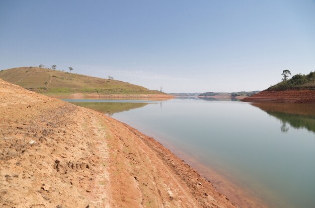 Vista da represa em crise hídrica de baixo nível de água