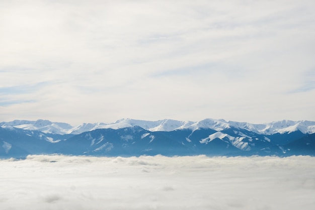 Vista da rocha Cerenova em West Tatras perto da cidade de Liptovsky Mikulas em clima nebuloso Eslováquia