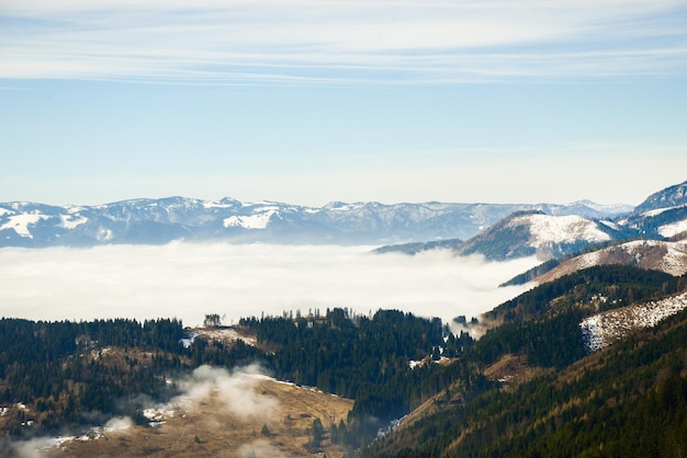 Vista da rocha Cerenova em West Tatras perto da cidade de Liptovsky Mikulas em clima nebuloso Eslováquia