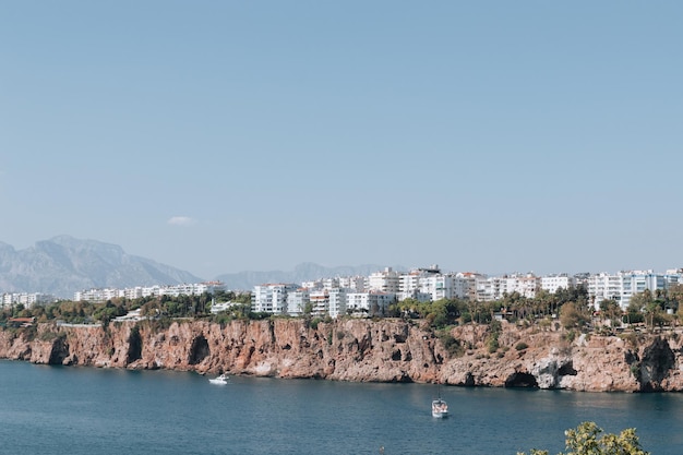 Vista da rocha de antalya do mar.