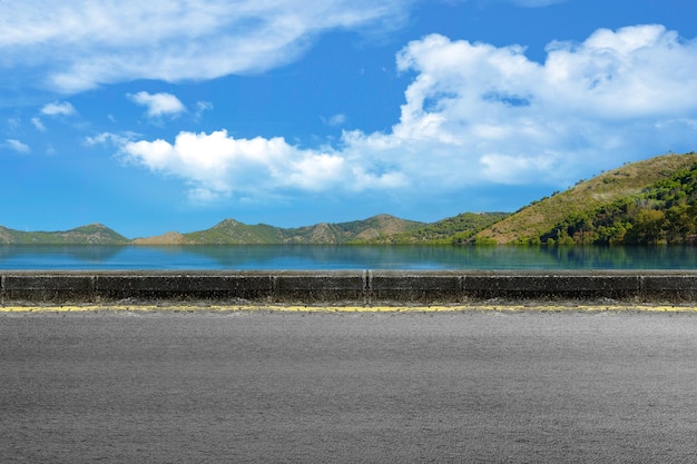 Vista da rua com lago e colina