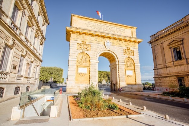 Vista da rua com o famoso Arco do Triunfo na avenida Foch durante a luz da manhã na cidade de Montpellier, na região Occitanie da França
