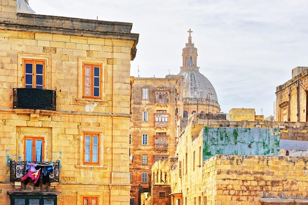 Vista da rua da Basílica de Nossa Senhora do Monte Carmelo, Valletta, Malta