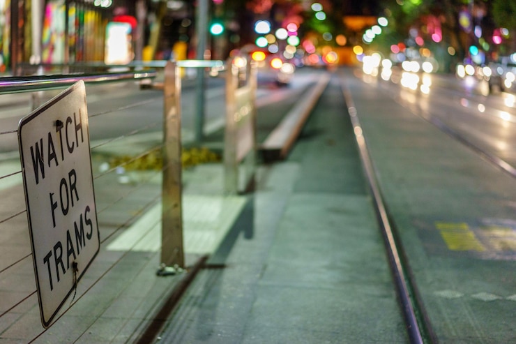 Foto vista da rua da cidade à noite