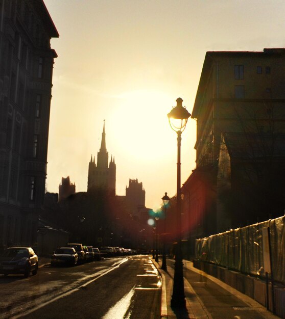 Foto vista da rua da cidade ao pôr-do-sol