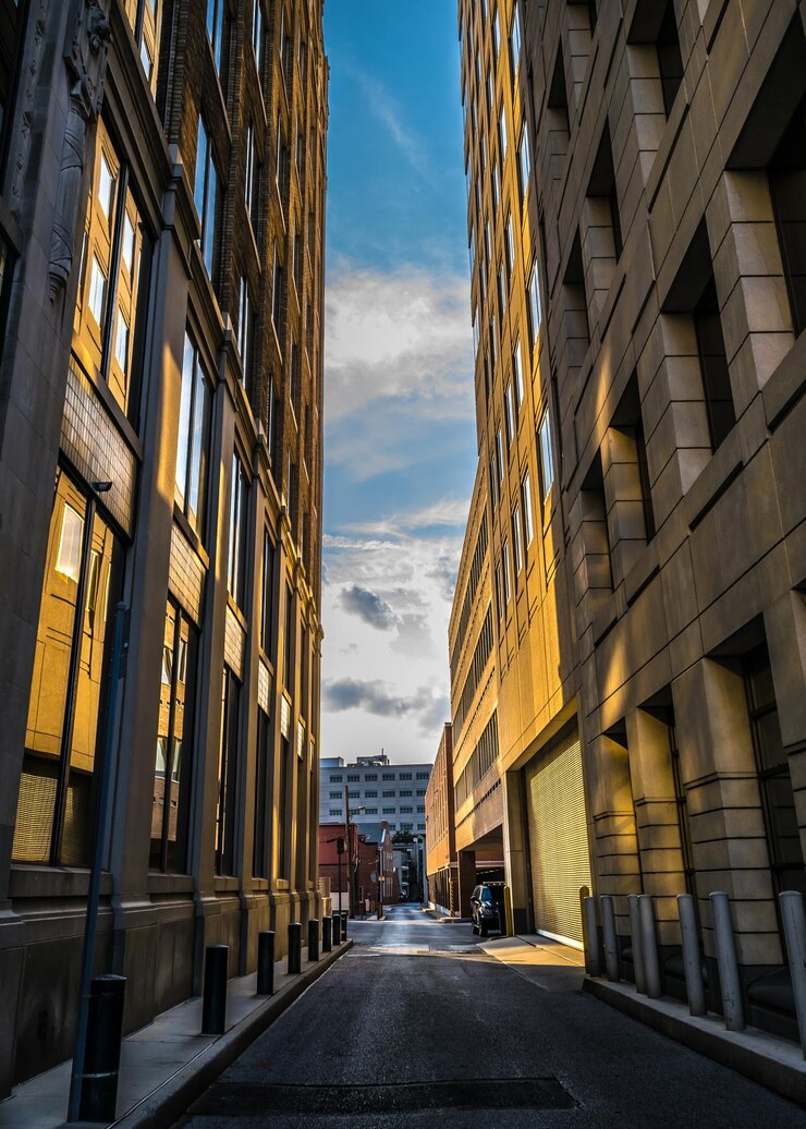 Foto vista da rua da cidade contra o céu nublado
