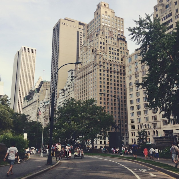 Foto vista da rua da cidade contra o céu