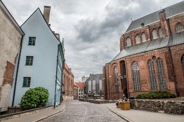 Vista da rua da cidade velha de Riga, perto da Igreja de São Pedro, Letônia