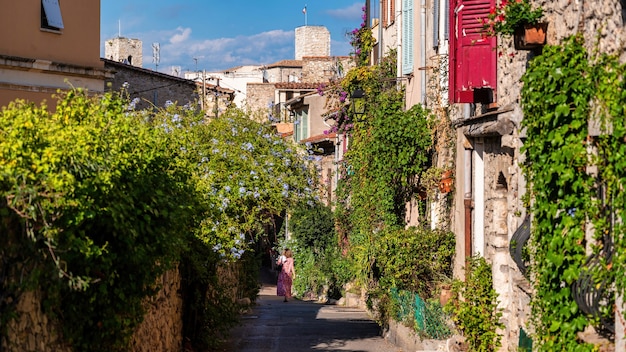 Vista da rua de Antibes, França