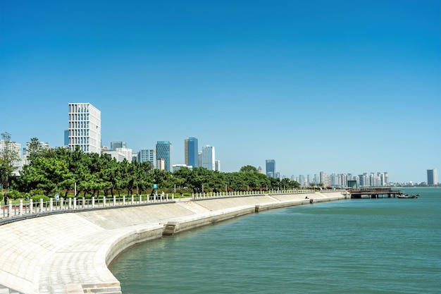 Vista da rua do litoral da cidade de qingdao