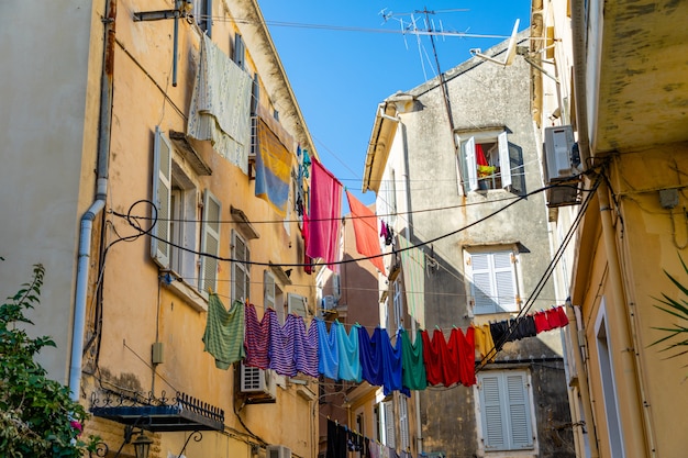 Vista da rua estreita típica de uma cidade velha de Corfu, Grécia