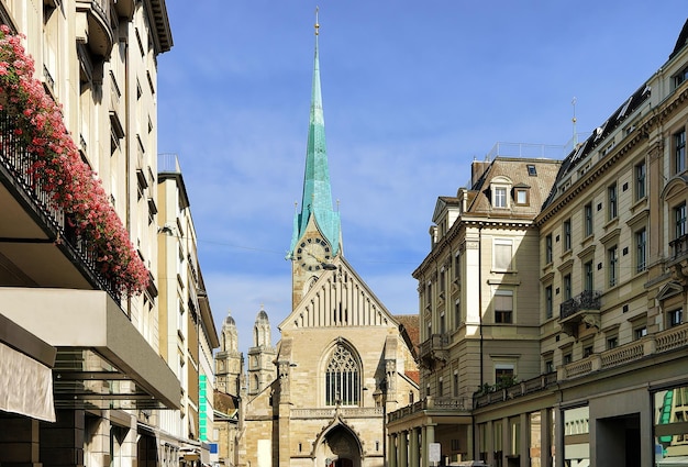 Vista da rua na Igreja Fraumunster, no antigo centro da cidade de Zurique, Suíça