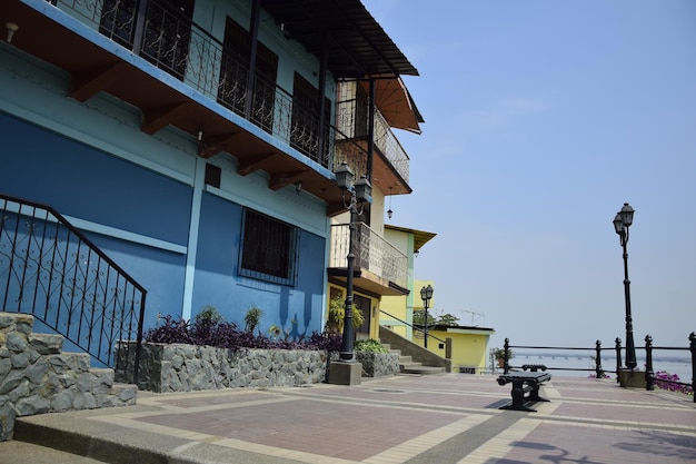 Vista da rua no bairro histórico de Las Penas em Guayaquil