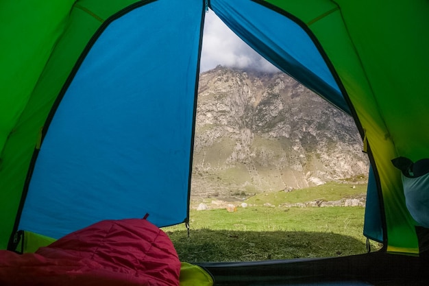 Foto vista da tenda contra o céu vista através da janela do carro