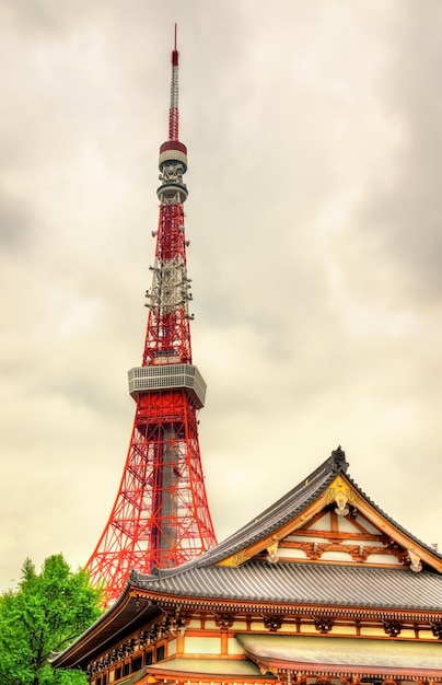 Vista da Torre de Tóquio acima do Templo Zojoji, Japão